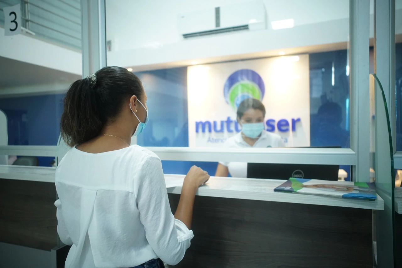 mujer-sala-de-atención-mutualser